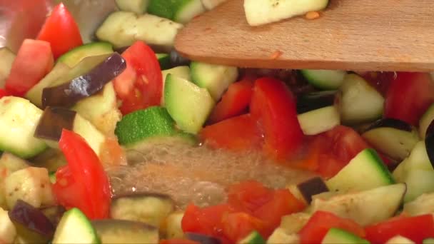 Légumes frits dans une poêle close-up — Video