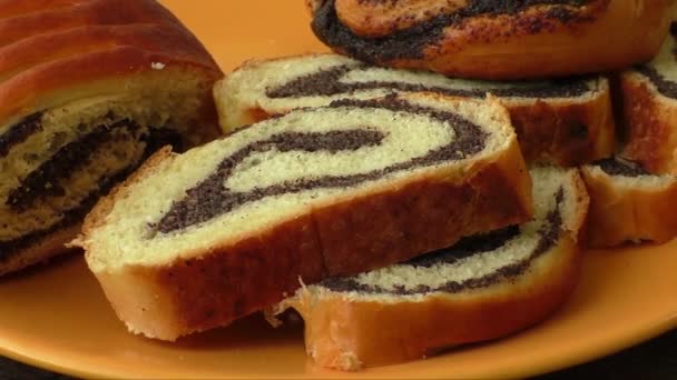 Strudel de semilla de amapola en un plato — Vídeo de stock