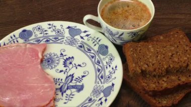 Peynir, jambon, ahşap masa üzerinde kahve ile plaka
