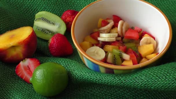 Heerlijke fruit salade in de kom — Stockvideo