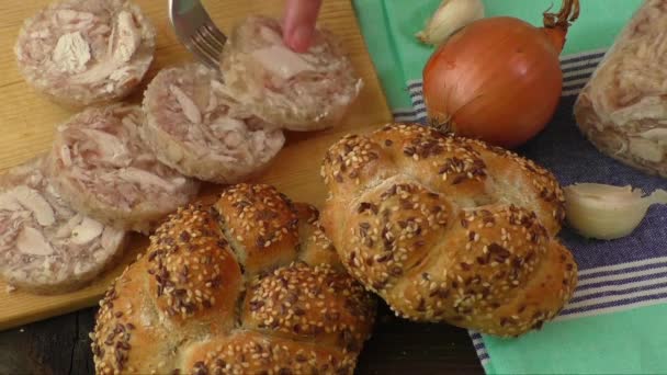 Aspic kip vlees gelei gesneden headcheese op de keukentafel — Stockvideo