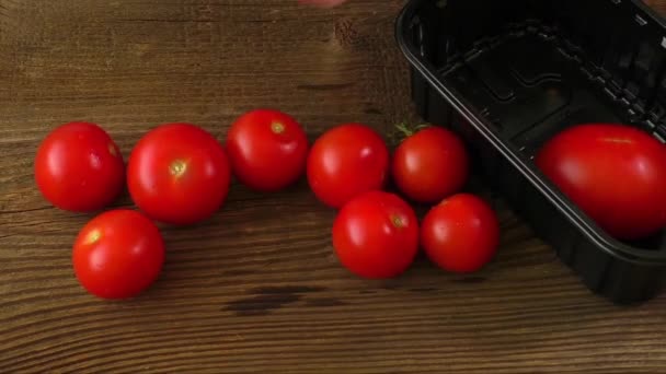 Tomates vermelhos na velha mesa de madeira — Vídeo de Stock