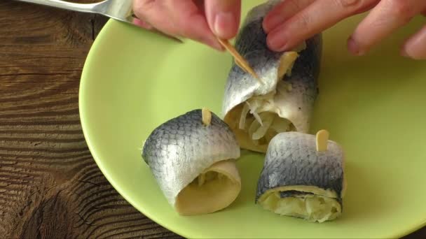 Rollos de pescado con arenque agrio en plato verde — Vídeo de stock