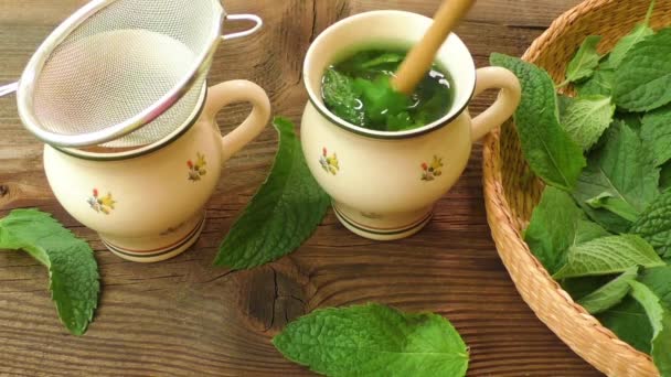 Teh herbal yang sehat. Teh Mint yang segar — Stok Video