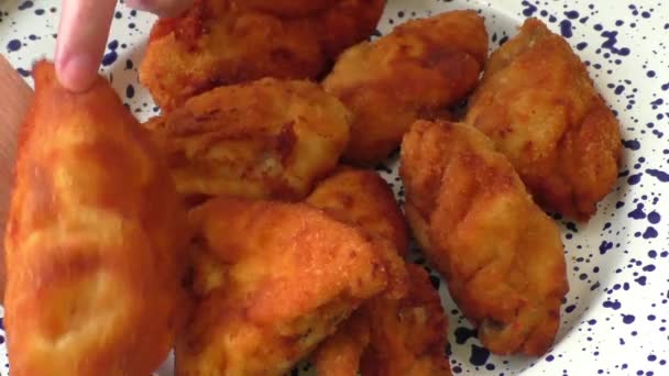 Свежая жареная курица на тарелке — стоковое видео