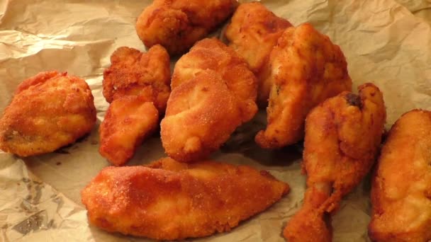 Fresh fried chicken on paper — Stock Video