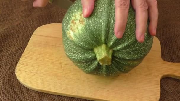 Овочі - круглий кабачок, цілий і розділений — стокове відео