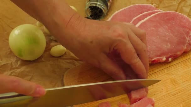 Nő kezet szeletelés hús — Stock videók