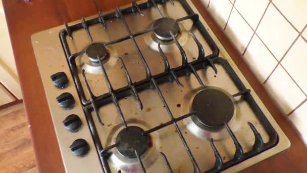 Грязная газовая плита горелки в кухне комнате — стоковое видео