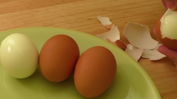 Руки чистят вареное яйцо — стоковое видео