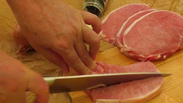 Affettare la carne su un tagliere di legno — Video Stock