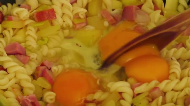 Fried vegetables,pasta,egg in a pan close-up — Stock Video