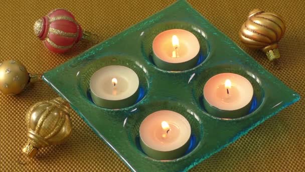 Κάψιμο των κεριών σε ένα περιβάλλον Χριστούγεννα με τις εποχιακές διακοσμήσεις — Αρχείο Βίντεο