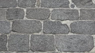 Taştan bir duvarın farklı boyutlarda taşları var..