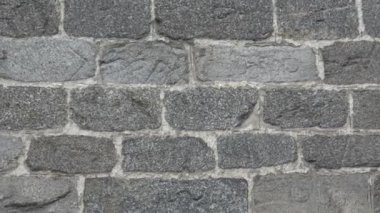 Taştan bir duvarın farklı boyutlarda taşları var..