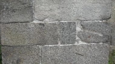 Taştan bir duvarın farklı boyutlarda taşları var..