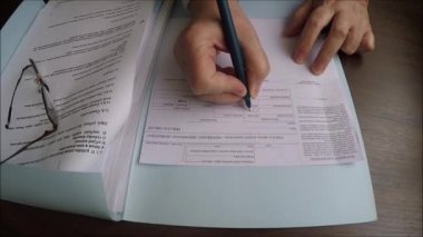Loto oynamak için piyango sıvıştın doldurmak için bir kalem kullanarak
