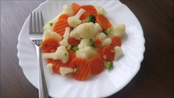 Míchaná zelenina na talíři — Stock video
