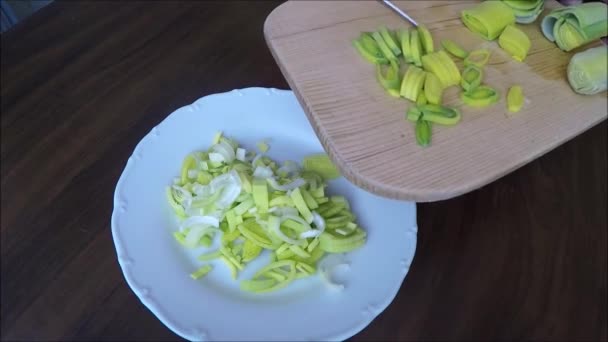Aprítás a konyhában póréhagyma — Stock videók
