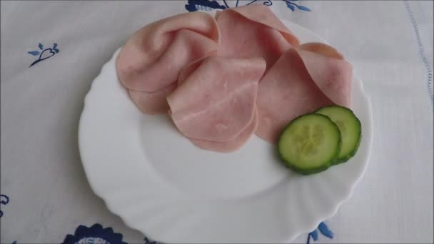 Lonchas de jamón de cerdo en plato — Vídeo de stock