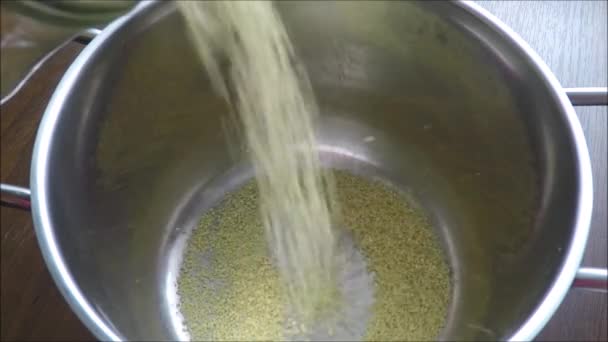 蒸粗麦粉的厨房桌子上 — 图库视频影像