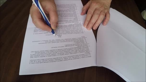 Scrittura a mano su un foglio di carta con una penna — Video Stock