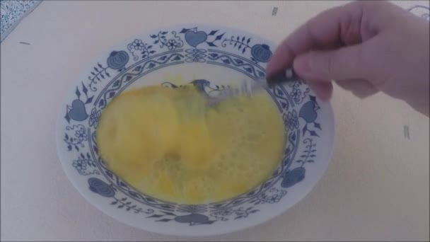 Eier mit Gabel schlagen — Stockvideo