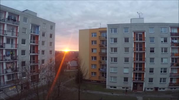 Bulutlu gökyüzü ile yüksek Prefabrik evlerin satır — Stok video