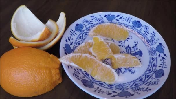 Orange being peeled with its skin around — Stock Video