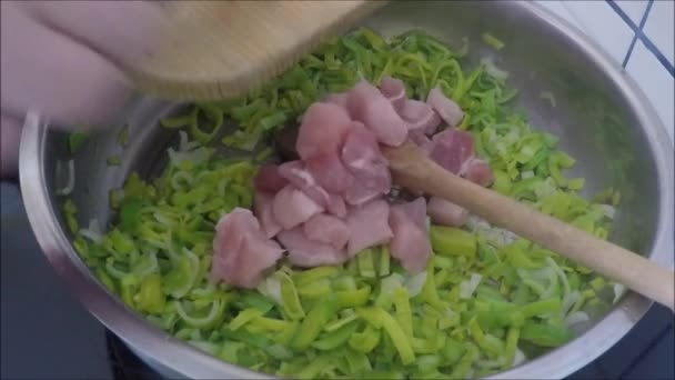 La carne de cerdo con hortalizas en la cacerola — Vídeo de stock