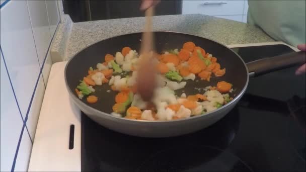 Готовые овощи на сковородке — стоковое видео