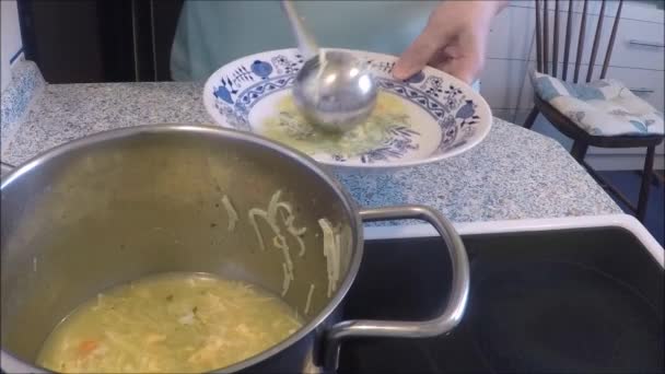Domácí nudle polévka v hrnci — Stock video