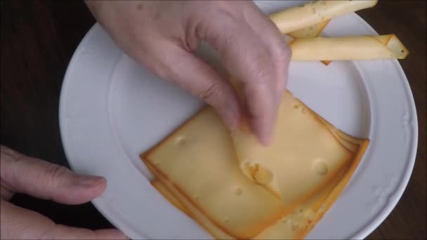 Rodajas finas de queso fresco — Vídeos de Stock