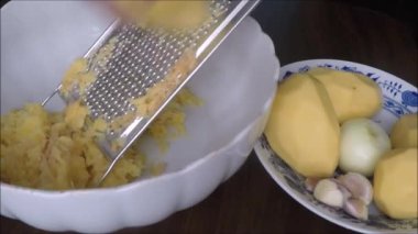 malzemeler patates gözlemesi için hazır olun.