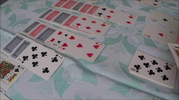 Jugar a las cartas en la mesa verde — Vídeos de Stock