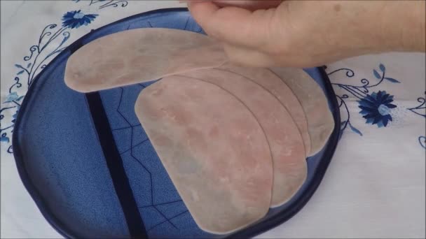 Tranches de jambon isolées sur une plaque bleue — Video