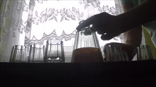 Carafe carafe en verre avec whisky — Video