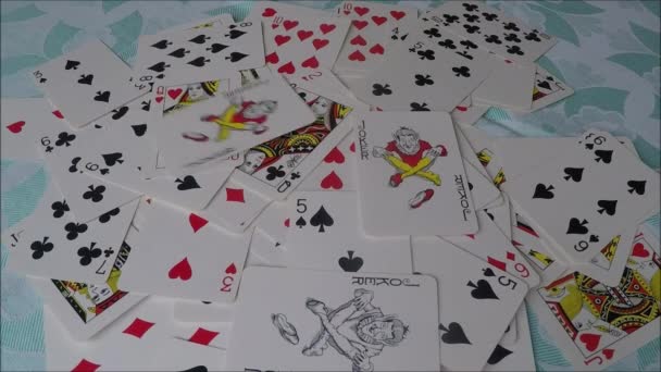 Cartas de baralho mistas na mesa — Vídeo de Stock