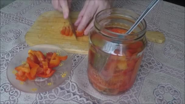 Paprikas en escabeche en un vaso — Vídeo de stock