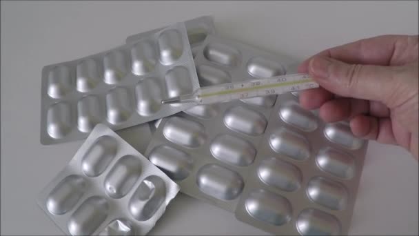 Termómetro de mercurio y pastillas médicas — Vídeo de stock