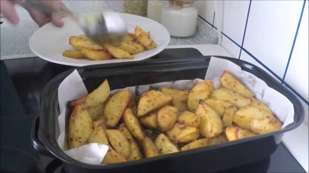 Batatas assadas na panela — Vídeo de Stock