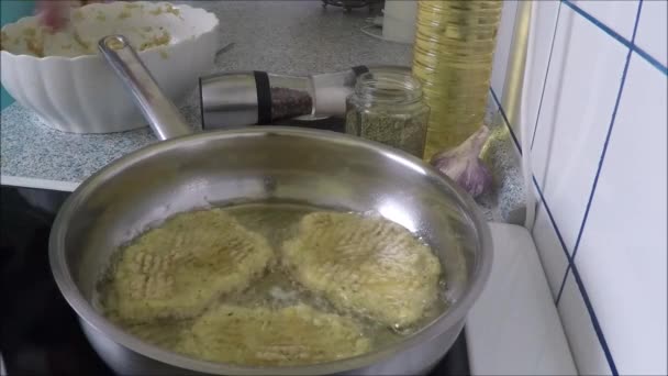 Freír panqueques de patata en la sartén y aceite — Vídeos de Stock