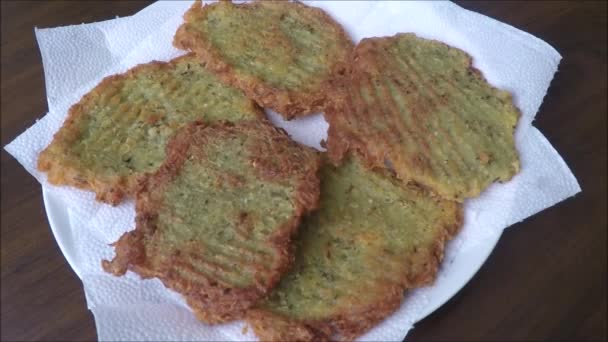 Fried potato pancakes on a white plate — Stock Video
