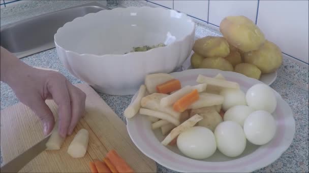 Різання овочів на дерев'яній дошці — стокове відео