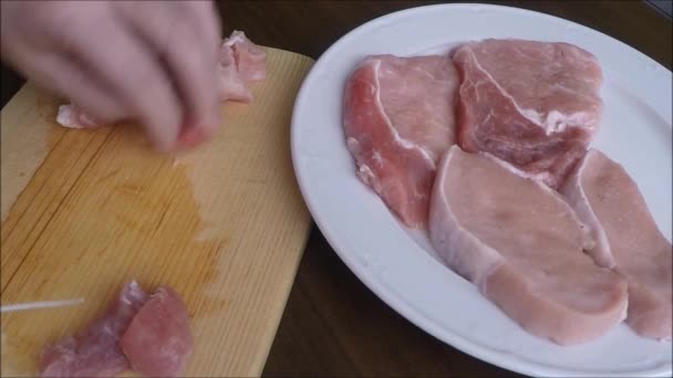 Porc cru sur planche à découper — Video