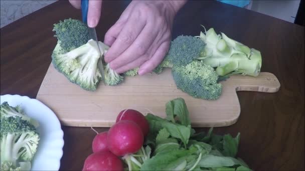 Grön broccoli på träbord — Stockvideo