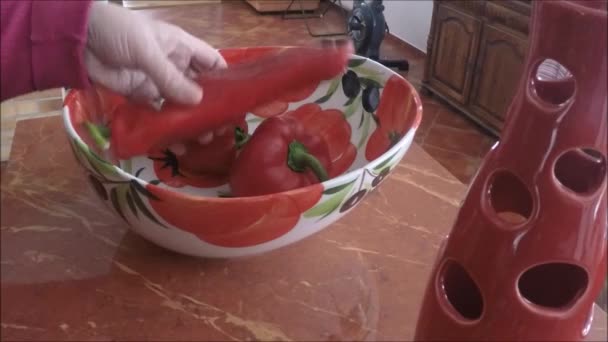 Červené papriky v keramické misce — Stock video