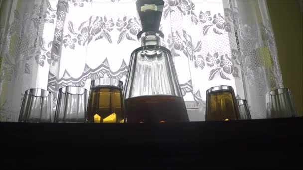 Glass carafe decanter with whiskey — Stock Video