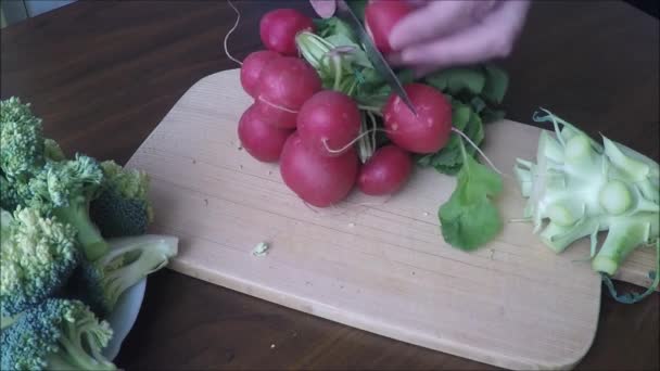 木菜板上新鲜萝卜 — 图库视频影像