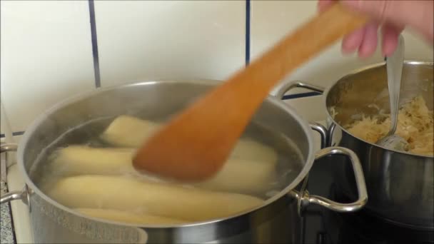 Close up van knoedels koken in water — Stockvideo